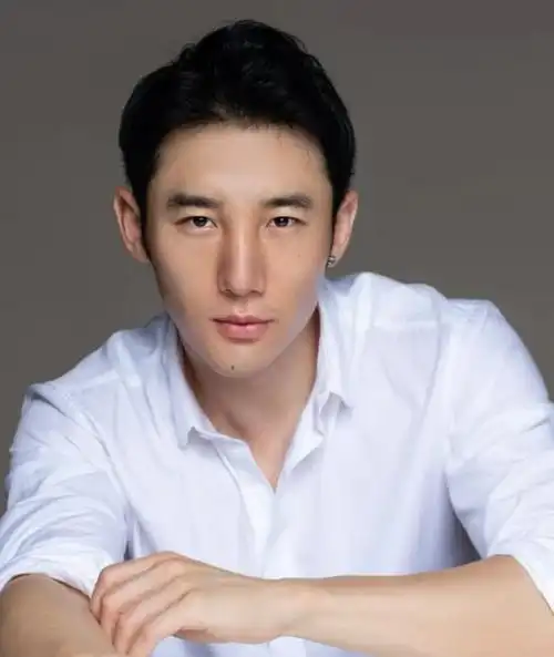 2012年,白冰在香港拍摄枪战片《逆战》和老公丁一结时,从结时到求婚短