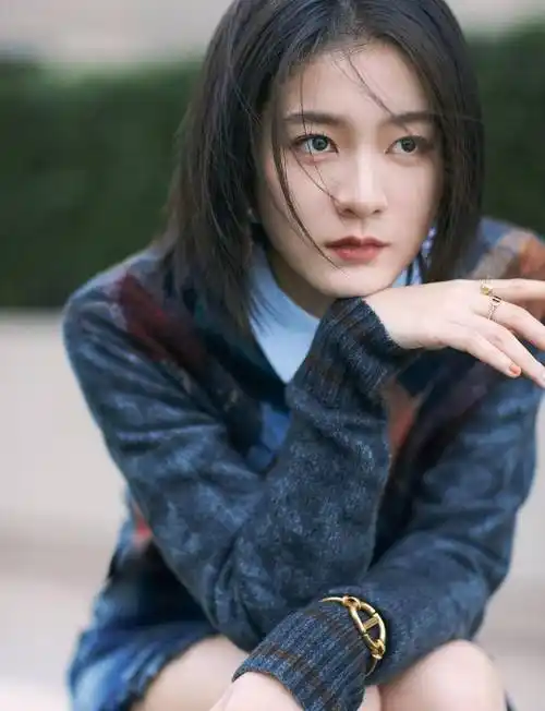 短发,层次感丰富的发尾设计和学生妹发型拉开距离,这样的张雪迎看上去