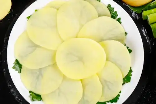 碟子里装着切好的土豆片