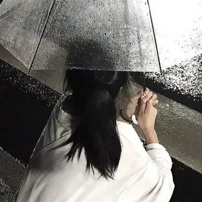 淋雨女头系列2 你在就好了._女生头像_我要个性网