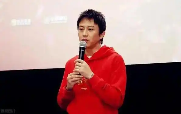 45岁邓超和李乃文上海拍戏风吹现秃顶明星也逃不开秃顶烦恼啊