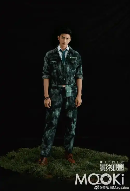 张云龙摇滚造型,摇滚造型尽显黑白格调,优雅风度诠释绅士品格