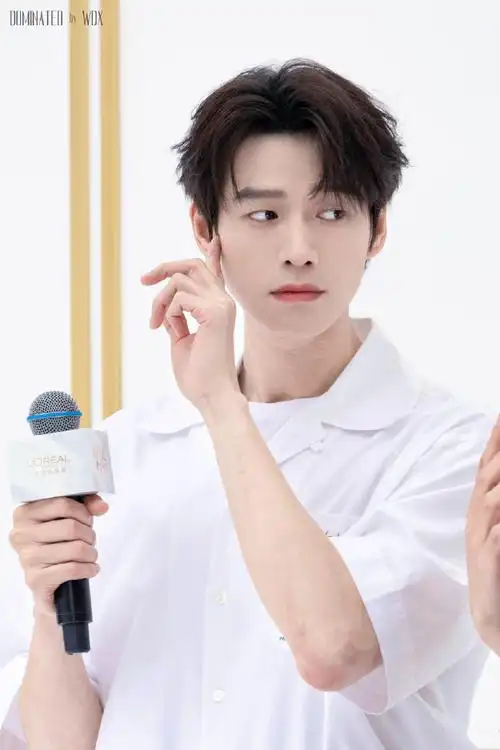 一场活动戳了两次p8p9为连拍照片合成动态@魏大勋#巴黎欧