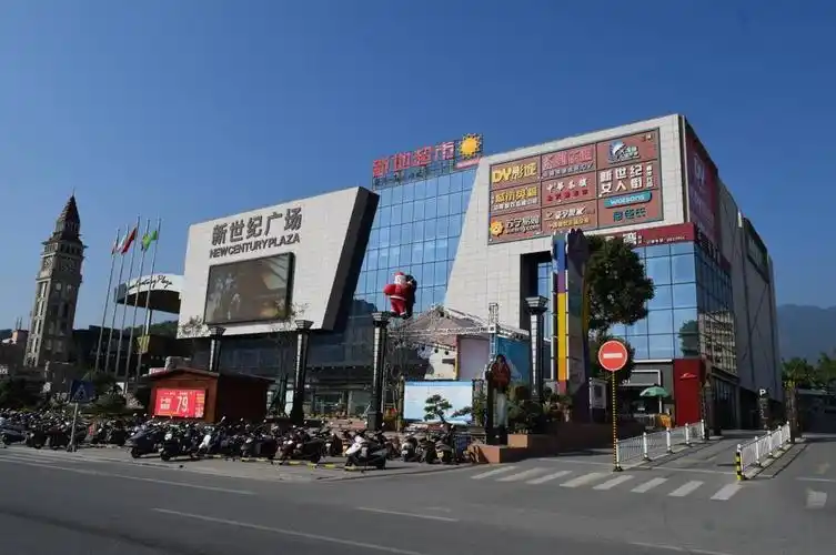 新世纪广场招聘保安员啦