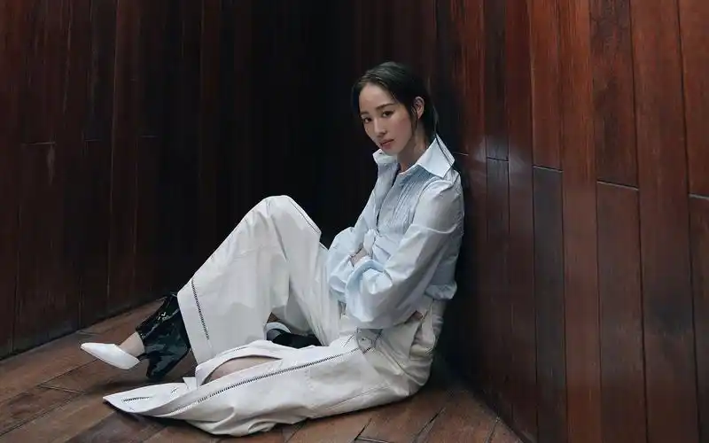 张钧甯干练优雅高清桌面壁纸