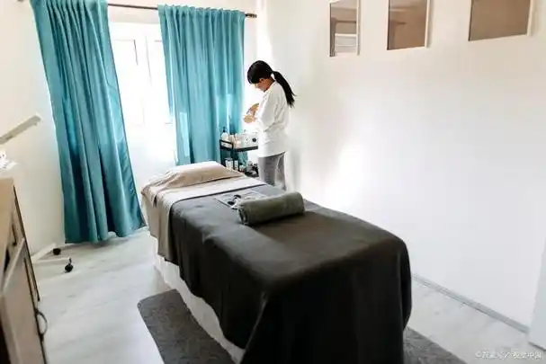 公婆的退休金加在一起,每月有10000,但是他们却找我借钱去旅游