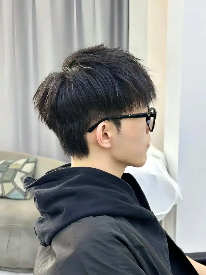 7015发型特点:  ●摩根烫:增加发根的支撑力,让头发更加蓬松有型.