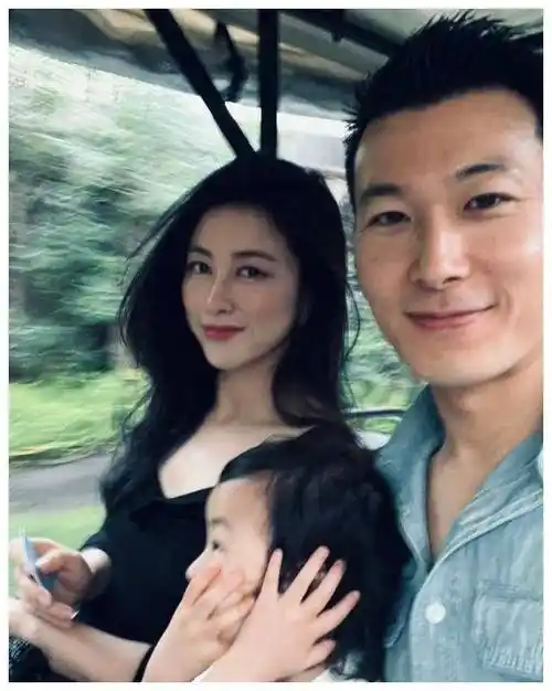 朱珠陪老公海南庆生,高角度原图直出,美得令人陶醉.