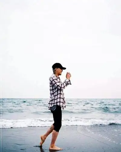 权志龙微博上在海边拿相机照相的照片