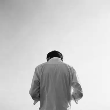 男生背影黑白头像伤感图片