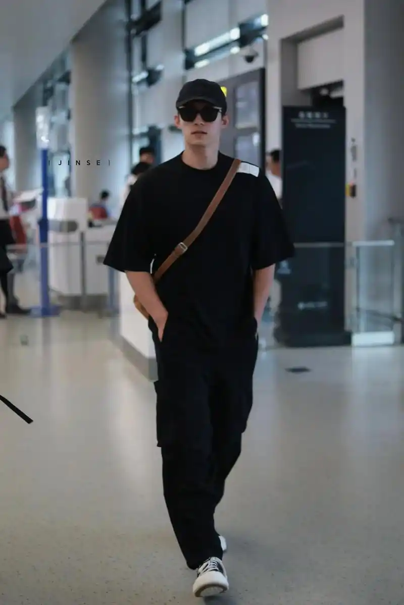 黄景瑜 又回上海啦#黄景瑜机场 #黄景瑜机场穿搭 cr. - 抖音