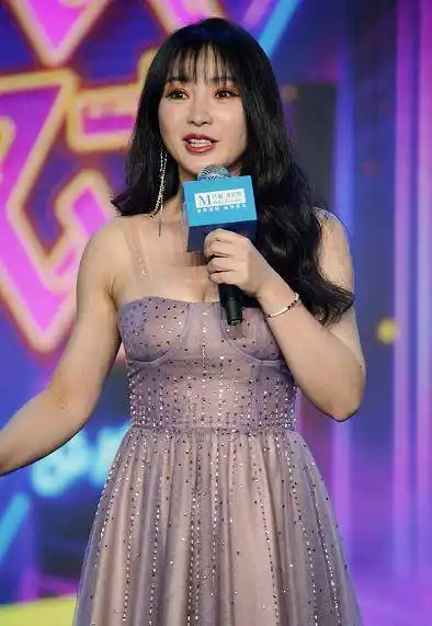 柳岩终于翻车了,故意穿小号抹胸连衣裙秀身材,130斤太真实_版型_部分