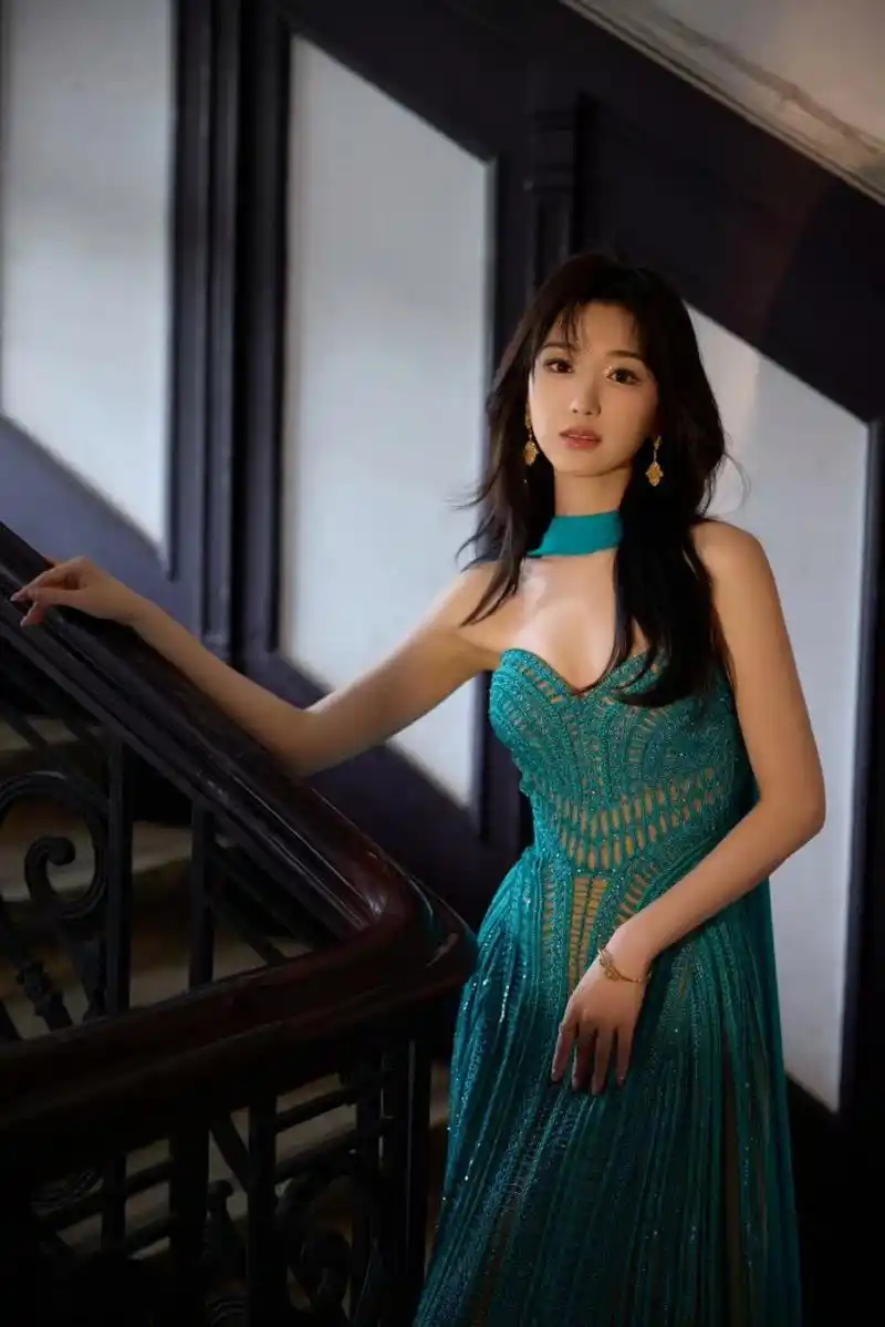 毛晓彤的这袭绿色抹胸镂空裙,设计独特,别具一格.