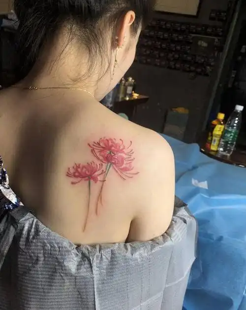 彼岸花纹身图片_背部腰部new school水彩纹身图案