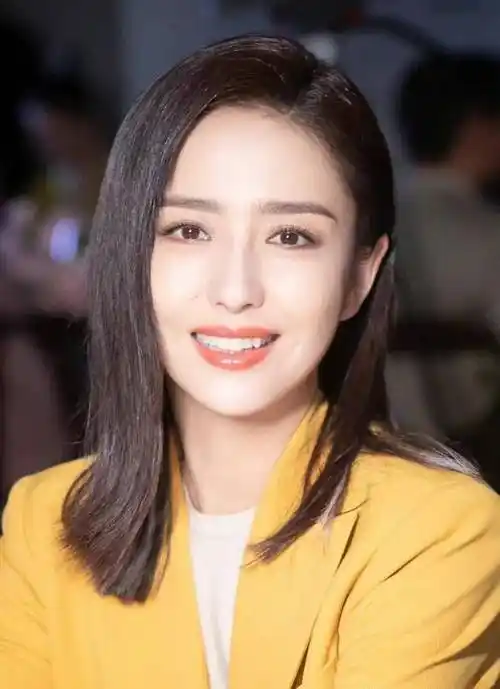 有"小虎牙"的6位女星,娇俏可人,笑起来生动明媚,如阳光倾泻_郝蕾_美人