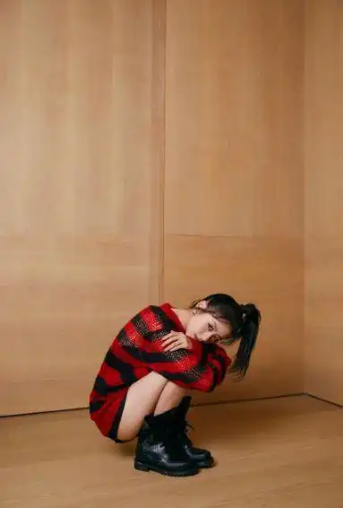 27岁袁冰妍真高调,红黑条纹衫搭马丁靴有点酷,高马尾尽显活力!