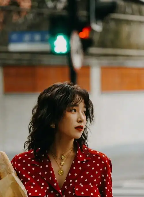 黑长直已经out了,现在流行的是"港风"烫发,复古又显女人味!