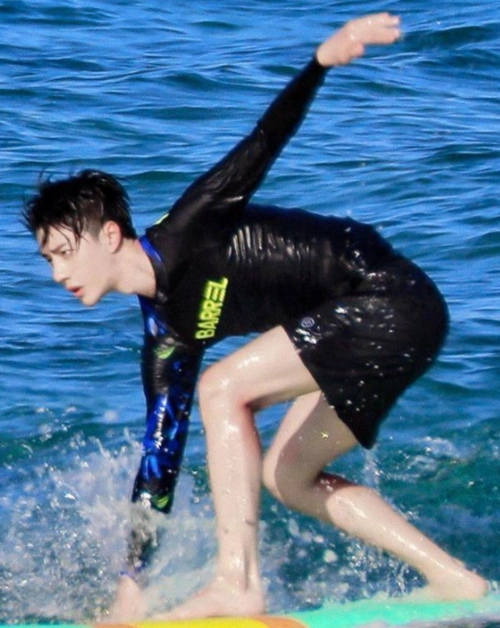 王一博海上冲浪显帅气,秒变阳光男孩,谁注意了他的身材?