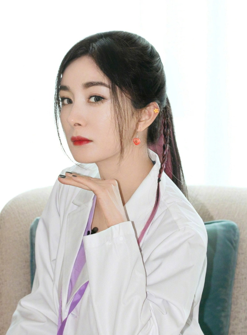 制服诱惑杨幂穿医生装挑染粉马尾又纯又飒