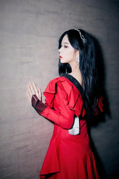 张紫宁红裙美艳性感写真图片1212