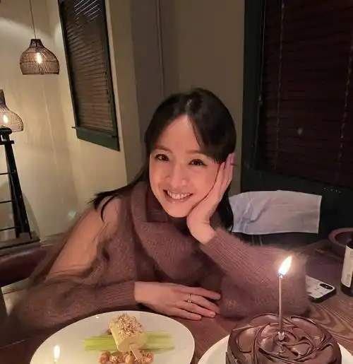 林依晨首次晒出女儿的照片,面带幸福笑容十分吸睛_蛋糕_宝宝_事情