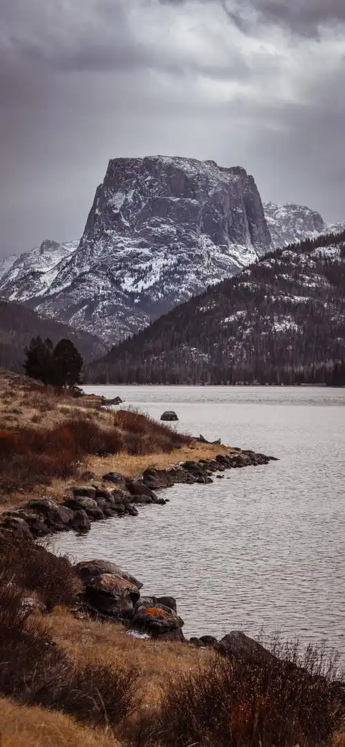 岩壁雪山,山下安静的河流风景