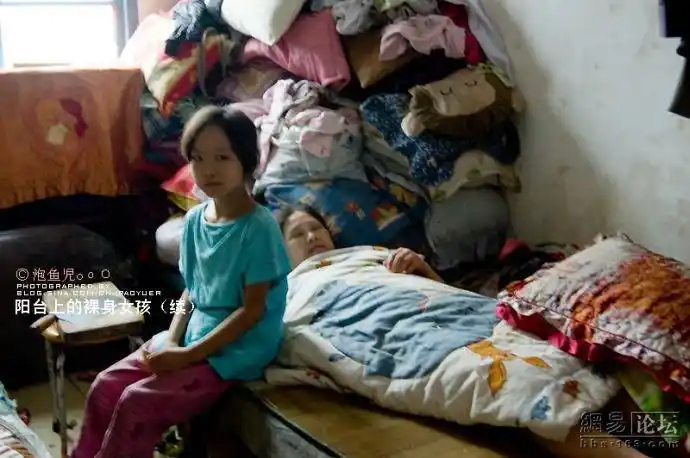 阳台上玩耍的两个裸身女孩(图)