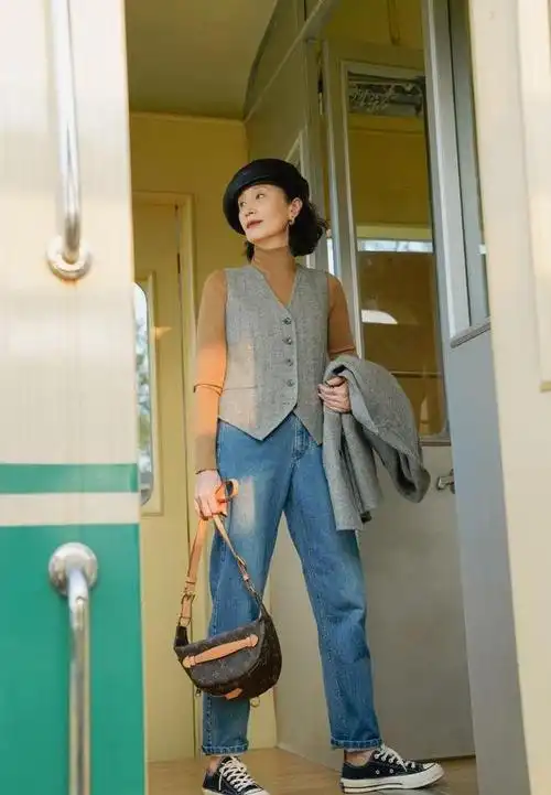 三木妈妈的打扮"惊艳"了时光,不花俏不老气,知性养眼又显高级