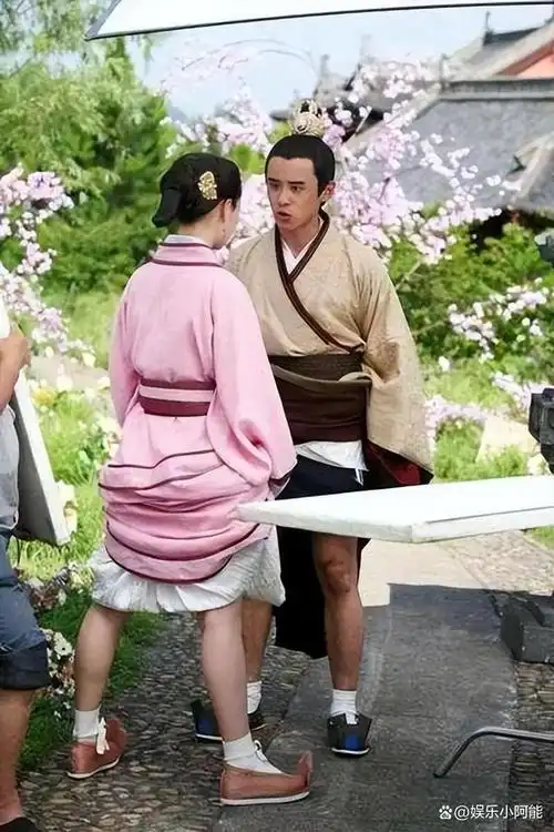 难怪电视里只有上半身,直到镜头下移,是观众看不了的"尴尬画面"