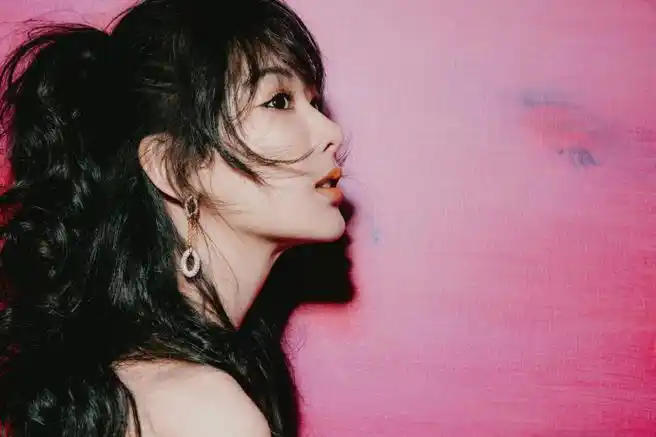 杨紫超话今日时尚芭莎盛典造型,一袭gemy maalouf橘色花蕾长裙,搭配