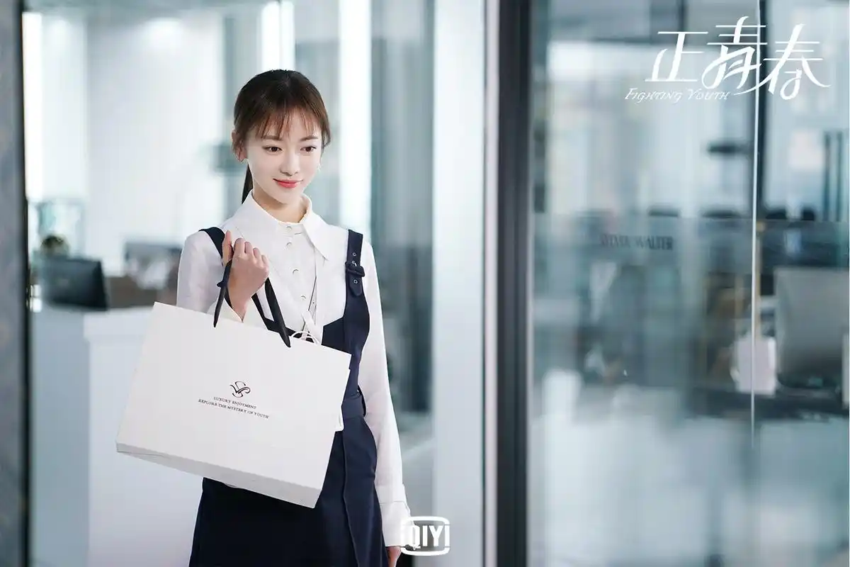 《正青春》吴谨言霸气不输何润东 重磅来袭演绎职场生死斗