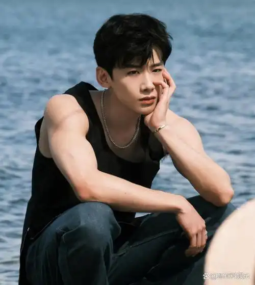 惊喜偶遇!网友偶遇白敬亭听五月天演唱会,口罩也挡不住他的帅气