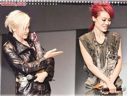 容祖儿何韵诗出席颁奖礼 带情侣手链似断背(图)