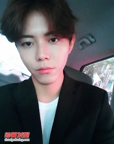 韩国小鲜肉示范瓜子脸男生中分发型