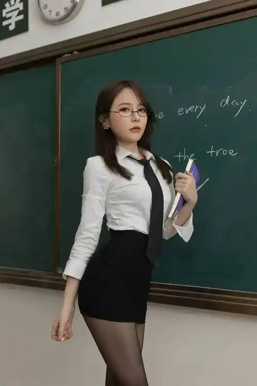 纯净白色调搭配紧身包臀裙尽显职场女性的干练与优雅