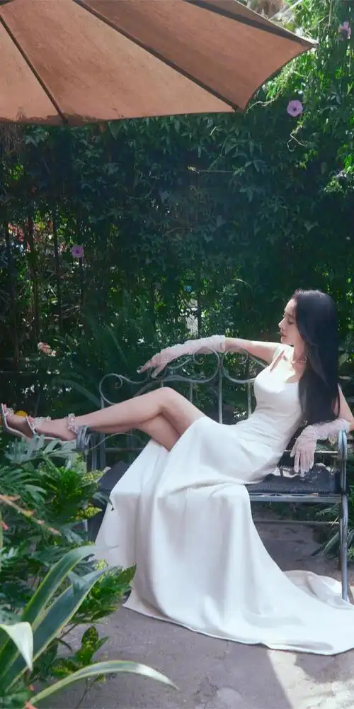 "时尚女王"杨幂:高颜值大长腿,一身白色绸缎连衣裙尽显名媛气质