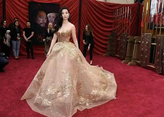 刘亦菲不走尤物路线,但穿挂脖连衣裙配长卷发超美,有心动的感觉|西装