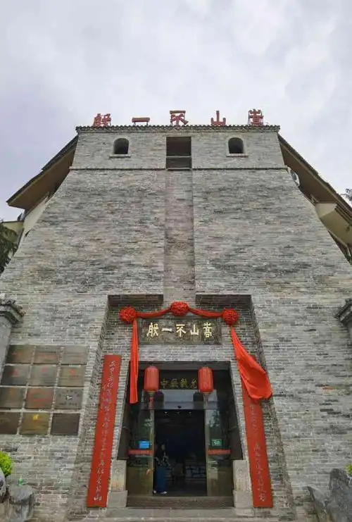 位置:这家店的门口标识还是非常醒目好找的,也有免费的停车场,自驾游