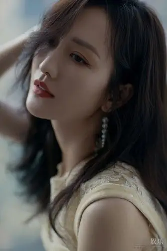 王鸥拍大片慵懒魅惑穿无袖裙尽显曼妙身姿