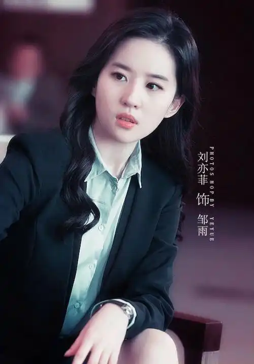 女神刘亦菲的确是古装更加美,不过她的现代装也是不差.