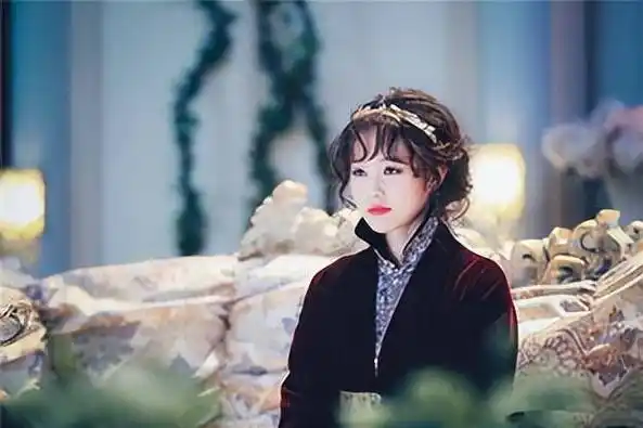 网红开大奔进故宫,李一桐与其合照被扒出,她们之间有何联系?