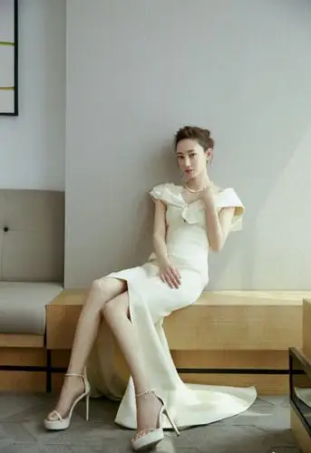 王丽坤现身活动身着一袭修身连衣裙大秀曼妙身姿