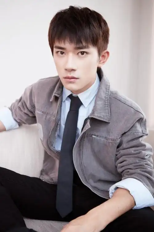 易烊千玺穿灰色夹克配领带随性帅气眼神坚毅气场十足