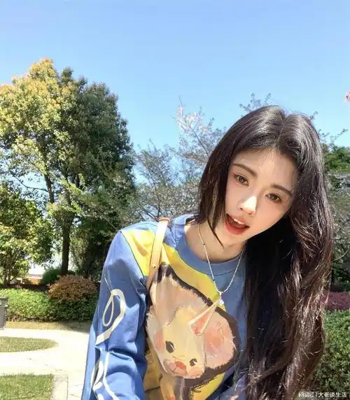 此外,鞠婧祎的这组照片也引发了关于时尚和审美的讨论.