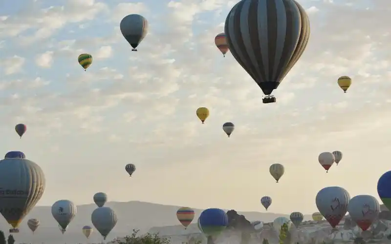 土耳其卡帕多奇亚浪漫热气球风光