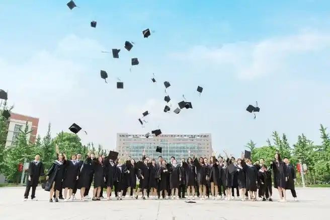 无论是青春洋溢的集体照还是充满个性的单人照,我们都期待看到你的