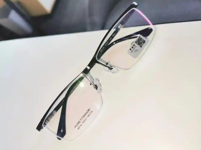 半框商务纯钛款 yyds这款眼镜的特点就是非常非常轻ip电镀 耐腐蚀不