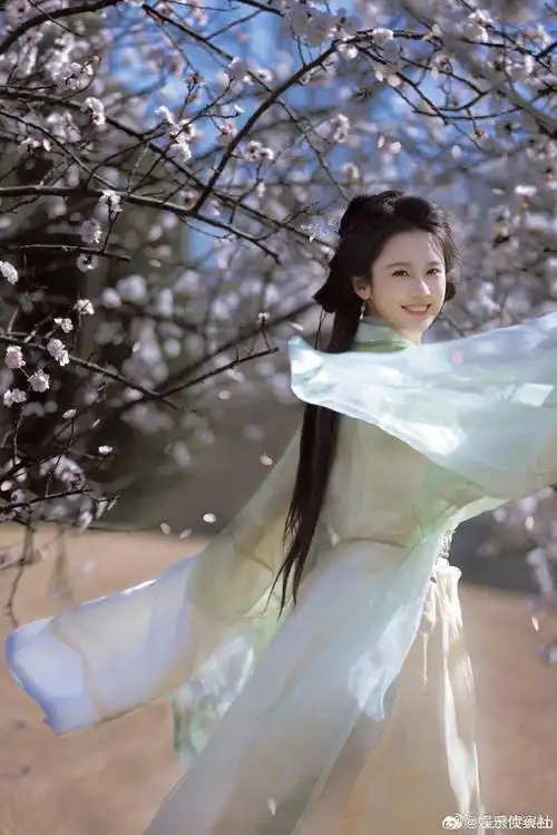 张慧雯出道10年拍的这组写真古风妆造真的好适配,什么时候再接部古