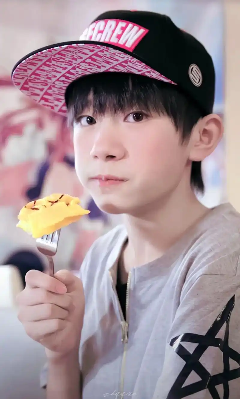 收获到的一些烊烊可爱的照片#易烊千玺 #养成系 #一心一意易 - 抖音