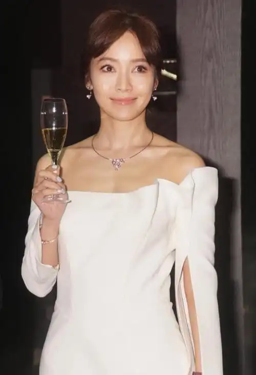 从容不迫,离与不离,侯佩岑的态度让人敬佩!